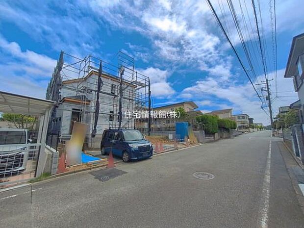 前面道路を含めた現地写真です。