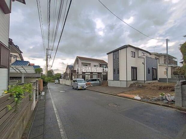 前面道路を含めた現地写真です。