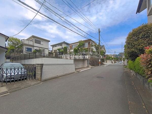 前面道路を含めた現地写真です。