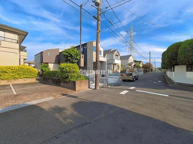 前面道路を含めた現地写真です。