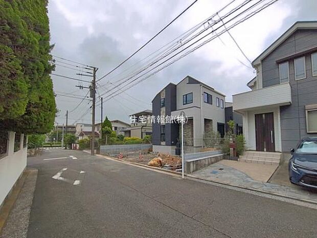 前面道路を含めた現地写真です。