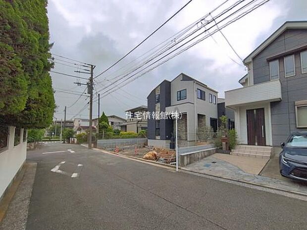 前面道路を含めた現地写真です。