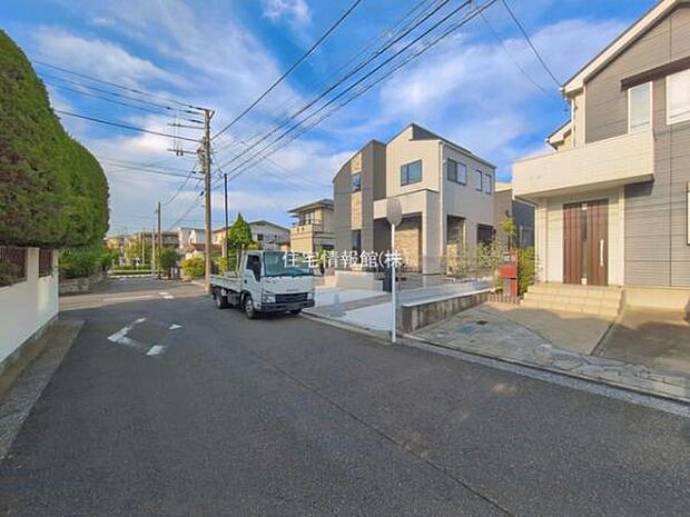 前面道路を含めた現地写真です。