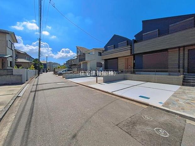 前面道路を含めた現地写真です。