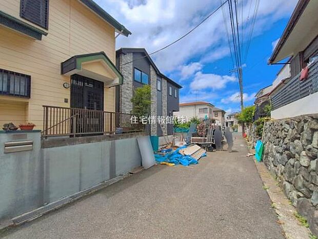 前面道路を含めた現地写真です。