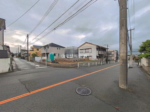 前面道路を含めた現地写真です。