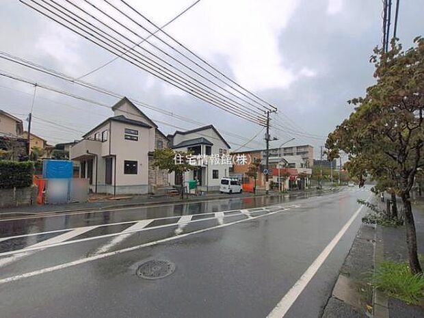 前面道路を含めた現地写真です。