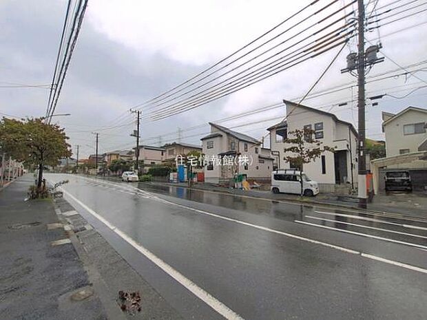 前面道路を含めた現地写真です。