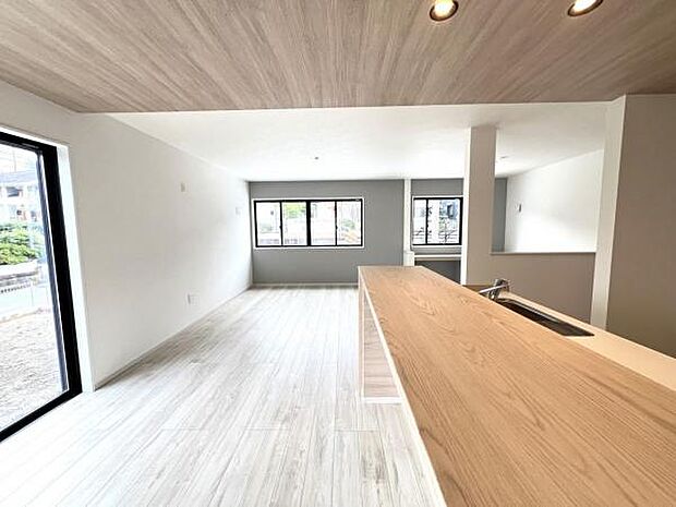 家族団らんの場所としてゆったりと居心地の良いリビングです。