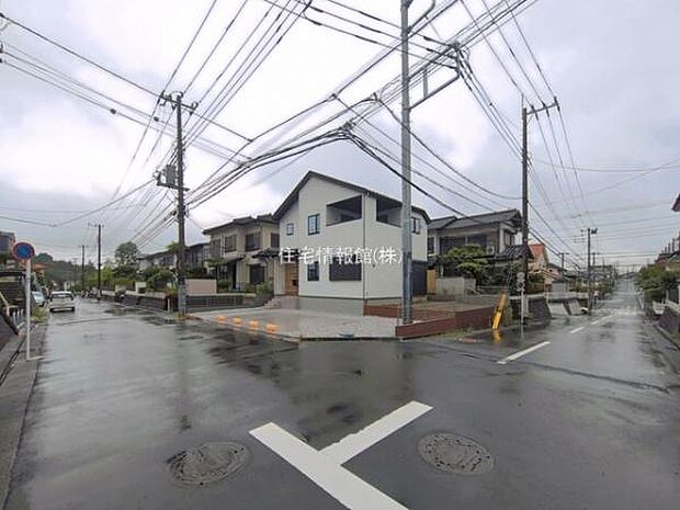 前面道路を含めた現地写真です。