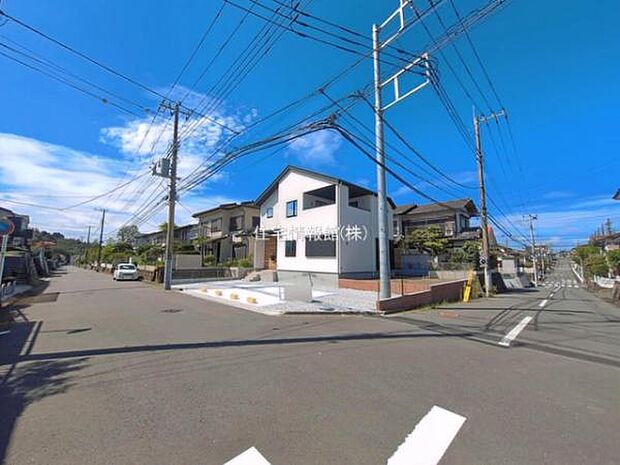 前面道路を含めた現地写真です。
