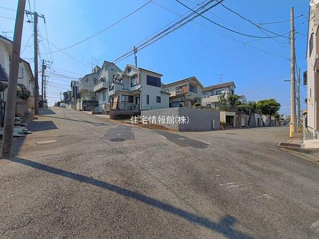 前面道路を含めた現地写真です。