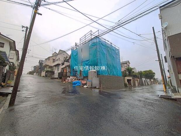 前面道路を含めた現地写真です。
