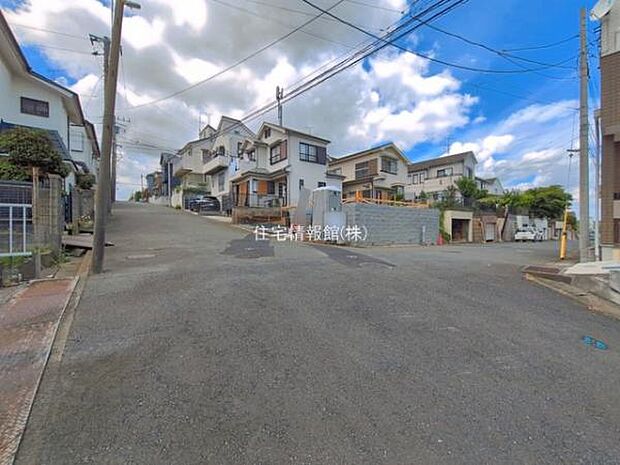 前面道路を含めた現地写真です。
