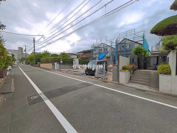 前面道路を含めた現地写真です。
