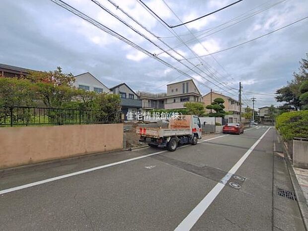 前面道路を含めた現地写真です。