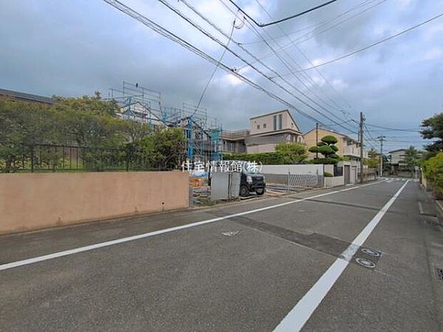 前面道路を含めた現地写真です。
