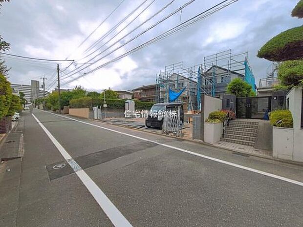 前面道路を含めた現地写真です。