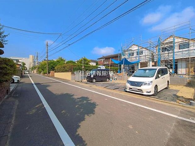 前面道路を含めた現地写真です。