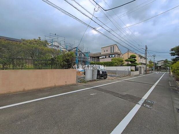 前面道路を含めた現地写真です。