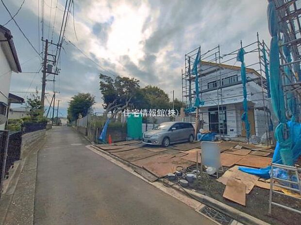 前面道路を含めた現地写真です。