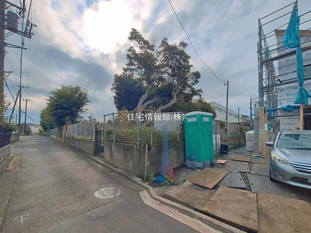 前面道路を含めた現地写真です。