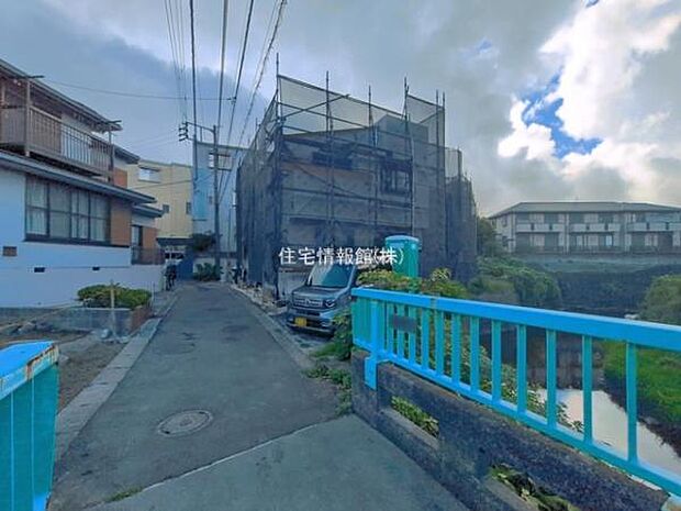 前面道路を含めた現地写真です。