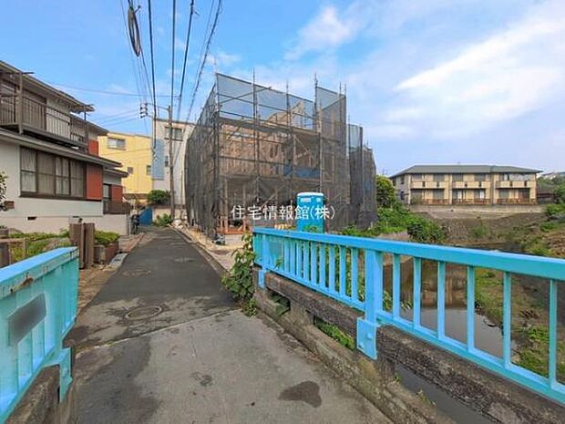 前面道路を含めた現地写真です。