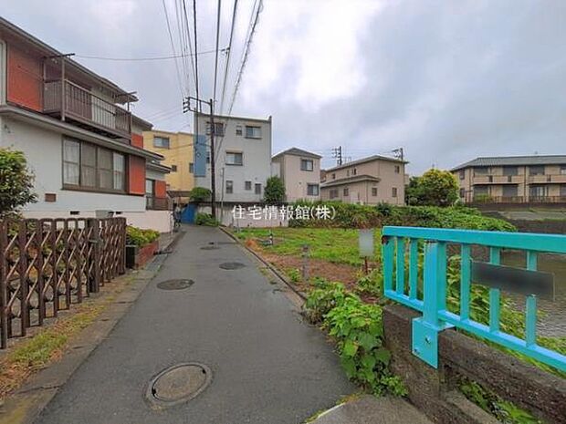前面道路を含めた現地写真です。
