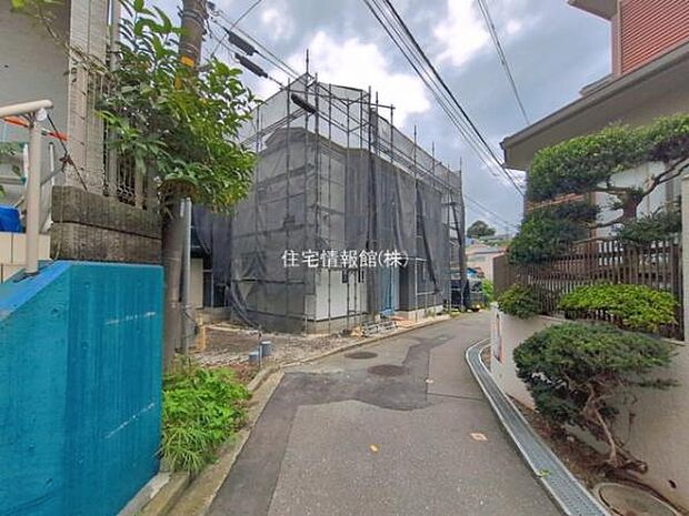 前面道路を含めた現地写真です。