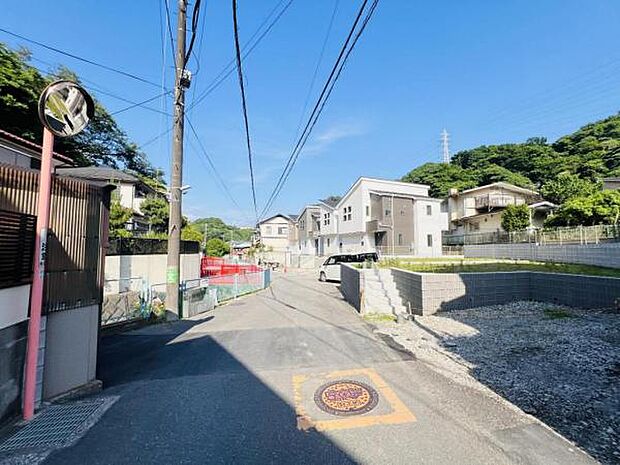 前面道路を含めた現地写真です。