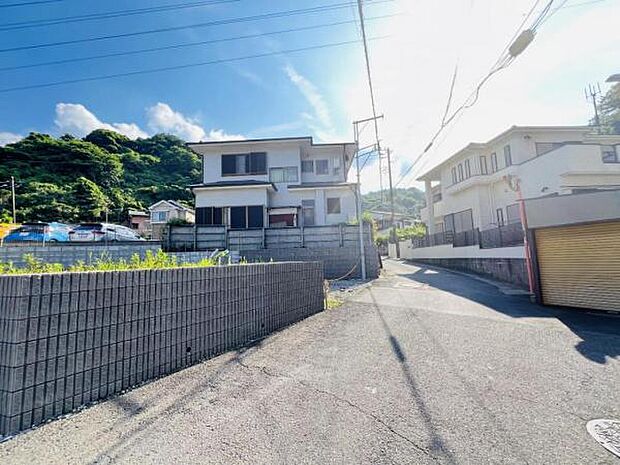 前面道路を含めた現地写真です。