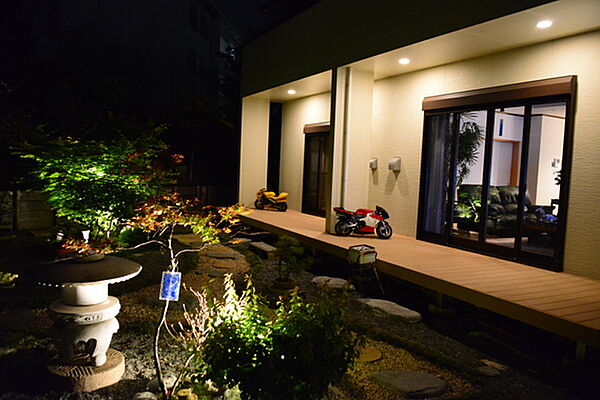 夜のお庭です。素敵ですね。
