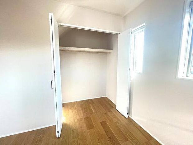 いつでもお部屋をスッキリお使い頂ける収納スペースを設置。