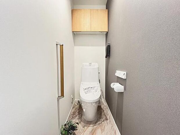 シャワー洗浄機能付のトイレは、清潔感が印象的な空間ですね。