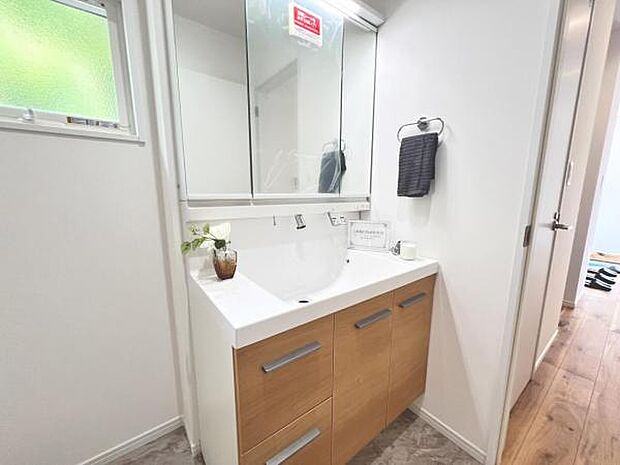 洗面化粧台です。朝の身支度から1日が始まります。