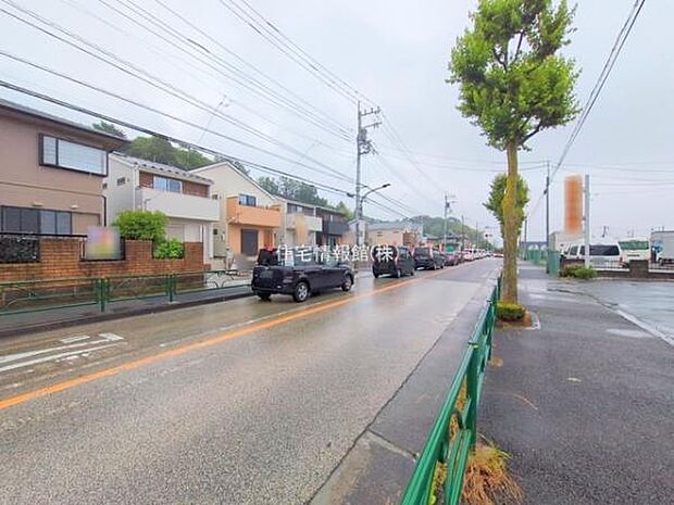 前面道路を含めた現地写真です。