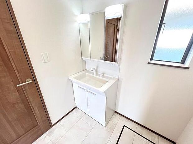 洗面化粧台です。朝の身支度から1日が始まります。