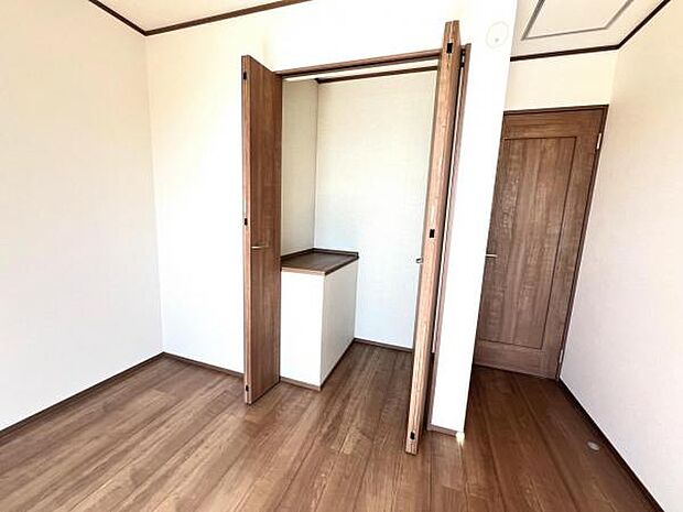 いつでもお部屋をスッキリお使い頂ける収納スペースを設置。