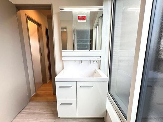 洗面化粧台です。朝の身支度から1日が始まります。