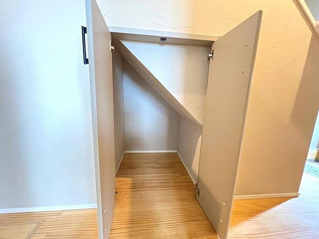 いつでもお部屋をスッキリお使い頂ける収納スペースを設置。