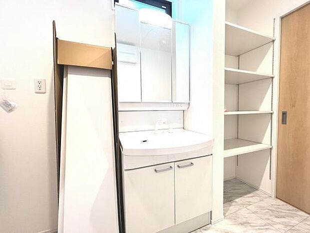 洗面化粧台です。朝の身支度から1日が始まります。