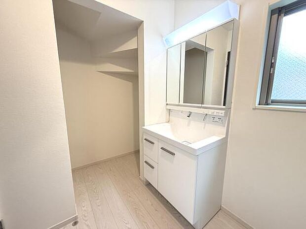 洗面化粧台です。朝の身支度から1日が始まります。