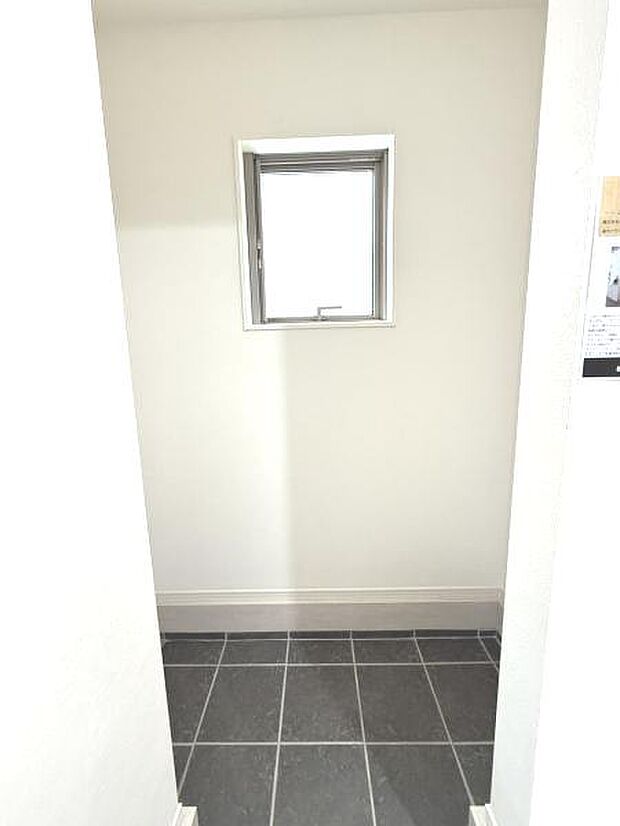 ウォークインクローゼットがあり収納スペースも豊富。季節物もスッキリ片付きそうです。