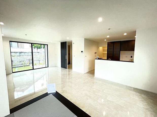 お食事中もキッチンと会話が楽しめるダイニングスペース。