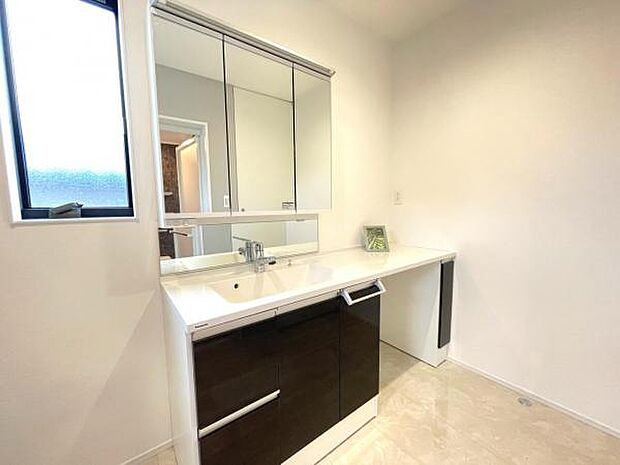 洗面化粧台です。朝の身支度から1日が始まります。