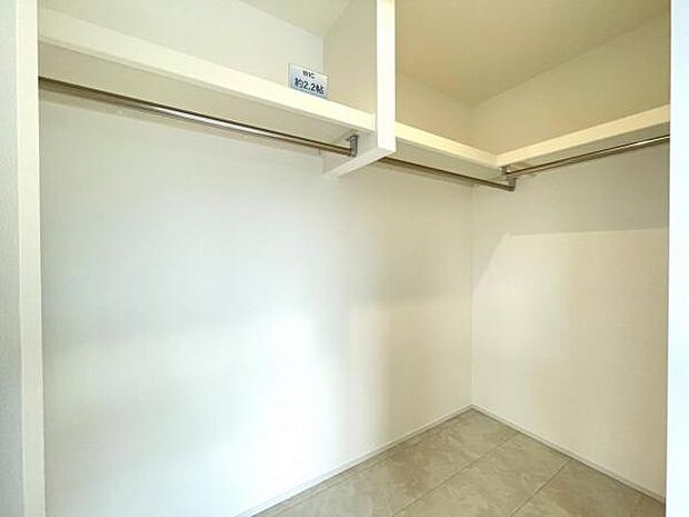 ウォークインクローゼットがあり収納スペースも豊富。季節物もスッキリ片付きそうです。