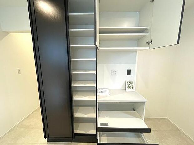 いつでもお部屋をスッキリお使い頂ける収納スペースを設置。