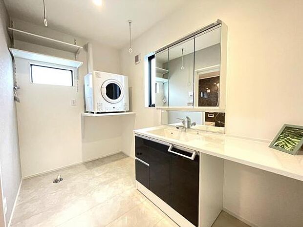 脱衣所は小さなお子様がいるご家庭にも重宝されます。