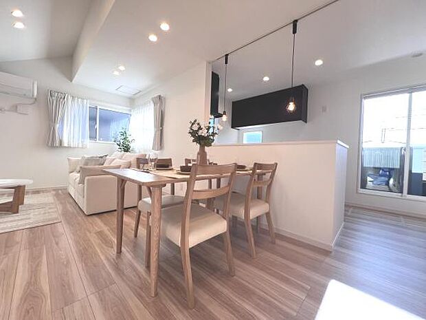 お食事中もキッチンと会話が楽しめるダイニングスペース。